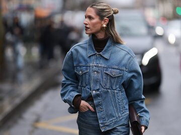 Streetstyle von Helena Bordon in blauer Jeansjacke | © Getty Images/Jeremy Moeller