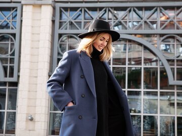 Stylische Frau im Herbst/Winter-Outfit | © GettyImages/AnnaZhuk