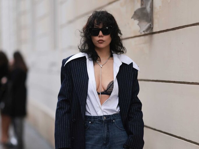 Frau auf der Paris Fashion Week trägt ihren BH sichtbar. | © Getty Images/Jeremy Moeller