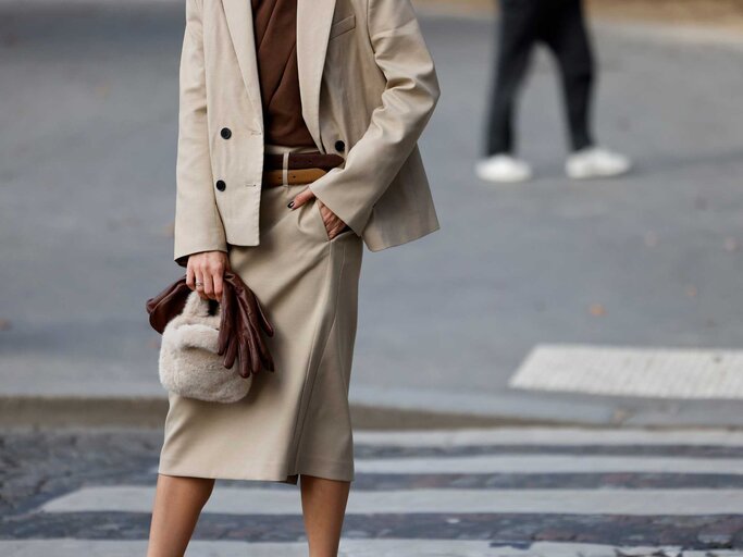 Frau trägt während der Fashion Week ein beiges Outfit. | © Getty Images/Claudio Lavenia