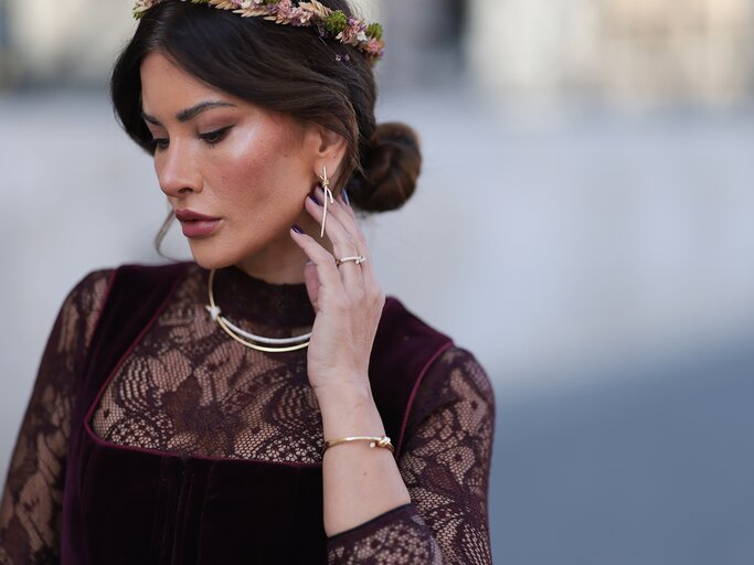 Streetstyle von Füsun Lindner in dunkelrotem Dirndl und schwarzer Dirndlbluse | © Getty Images/Jeremy Moeller