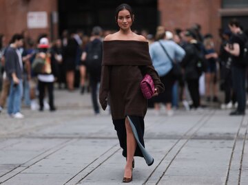 Frau trägt ein braunes Strickkleid | © Getty Images/Jeremy Moeller