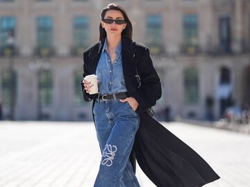 Person mit Coffee to go | © Getty Images/Edward Berthelot