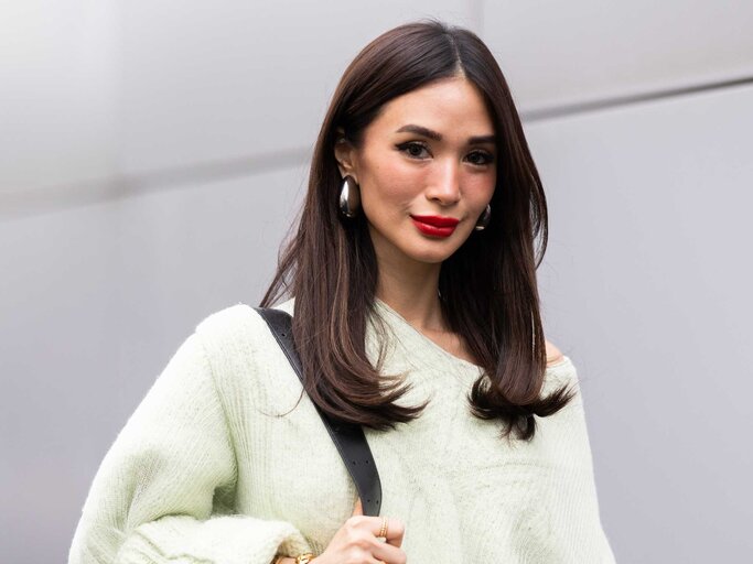 Frau mit schwarzen Haaren trägt gelb-grünen Pullover | © Getty Images/Valentina Frugiuele