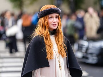 Marina Ruy Barbosa im Boho-Outfit auf der Paris Fashion Week | © Getty Images/Edward Berthelot