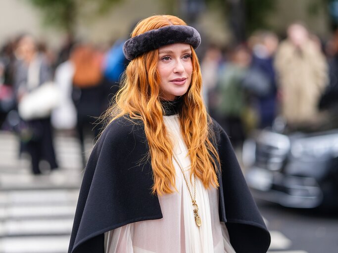 Marina Ruy Barbosa im Boho-Outfit auf der Paris Fashion Week | © Getty Images/Edward Berthelot