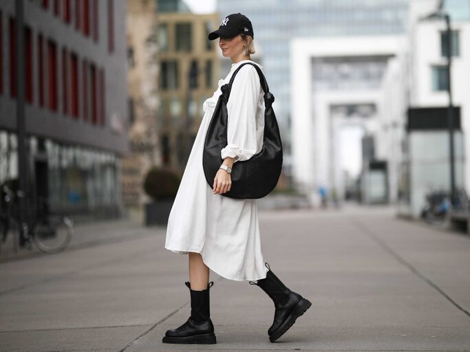 Frau mit langem Kleid und schwarzen Boots | © Getty Images/Jeremy Moeller