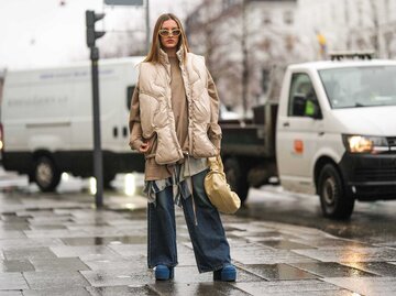 Streetstyle Bild einer Frau, die eine Weste trägt | © Getty Images/Edward Berthelot 