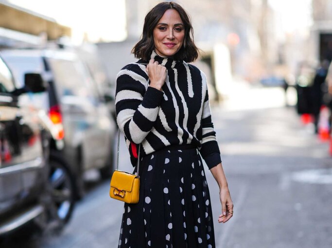 Frau trägt Rock mit Polka Dots und Pullover im Zebramuster | © Getty Images/Edward Berthelot