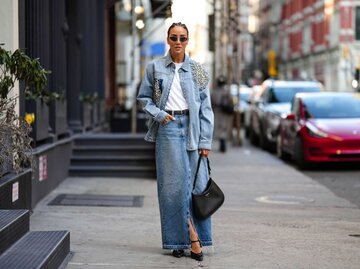 Frau trägt langen Jeansrock und eine Jeansjacke | © Getty Images/Edward Berthelot