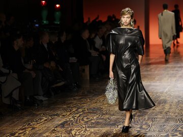 Model mit schwarzem Lederkleid auf dem Laufsteg von Bottega Veneta | © Getty Images/Vittorio Zunino Celotto