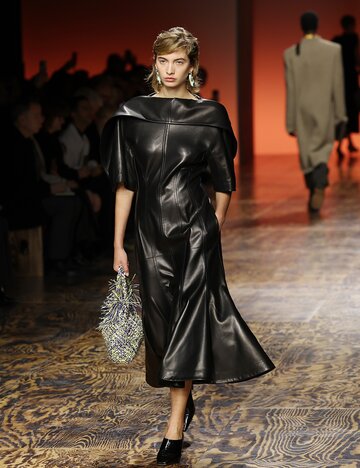 Model mit schwarzem Lederkleid auf dem Laufsteg von Bottega Veneta | © Getty Images/Vittorio Zunino Celotto