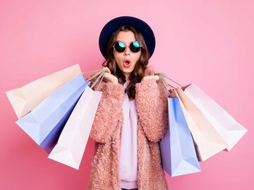 Frau trägt viele Shoppingtüten | © Adobe Stock/deagreez