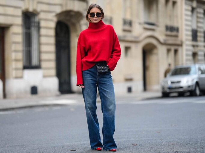 Person in rotem Pullover und Jeans | © Getty Images/Edward Berthelot