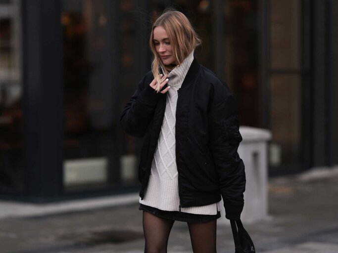 Frau trägt ein Outfit mit Strumpfhose und Rock | © Getty Images/Jeremy Moeller 