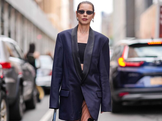 Frau trägt einen oversized Blazer | © Getty Images/Edward Berthelot