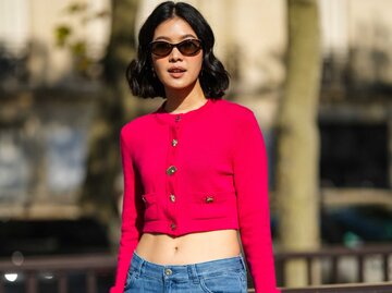 Frau trägt Jeans und Cropped Cardigan | © Getty Images/Edward Berthelot