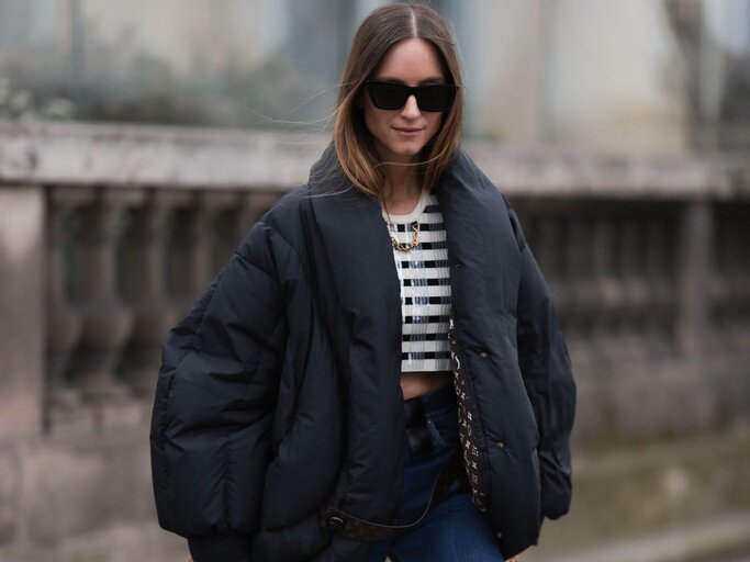 Person in Crop Top und Puffer Jacket | © Getty Images/Jeremy Moeller