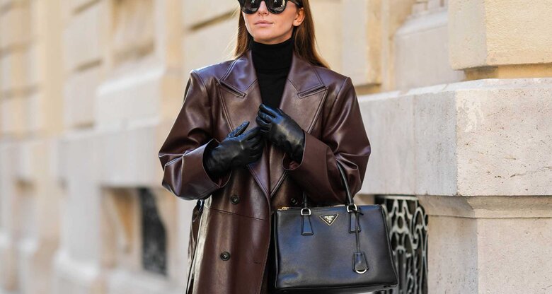 Frau im Ledermantel und mit Sonnenbrille | © Getty Images/Edward Berthelot 