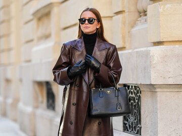 Frau im Ledermantel und mit Sonnenbrille | © Getty Images/Edward Berthelot 