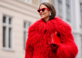 Streetstyle von Nina Sandbech in rotem Fake-Fur-Mantel und roter Sonnenbrille