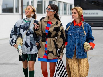 Caetana Botelho Afonso & Vicky Montanari & Mafalda Patricio tragen bunte Kleidung bei der Copenhagen Fashion Week. | © Getty Images/Christian Vierig