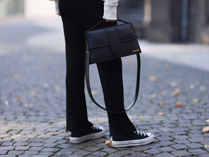 Streetstyle schwarze Sneaker | © Getty Images/Jeremy Moeller 