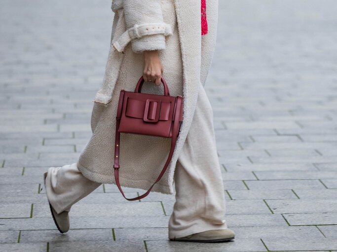 Victoria Scheu in Strickhose und Birkenstock Bostons | © Getty Images/Christian Vierig 