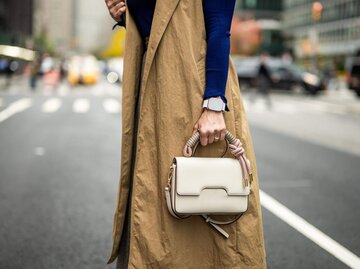 Person mit Handtasche | © Getty Images/EXTREME-PHOTOGRAPHER