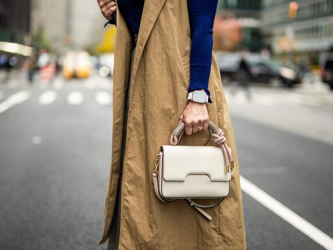 Person mit Handtasche | © Getty Images/EXTREME-PHOTOGRAPHER