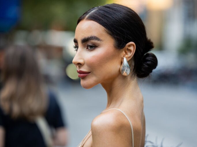 Porträt einer Frau mit den Drop Earrings von Bottega Veneta | © Getty Images / Christian Vierig 