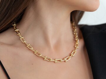 Close-up von Frau mit goldener Gliederkette um den Hals | © AdobeStock/Тимур Конев