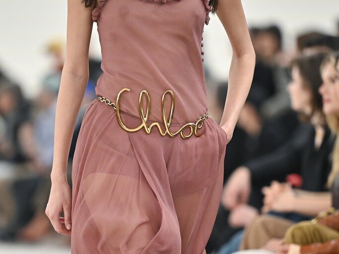 Close-up von goldenem Chloé-Gürtel | © Getty Images/Corbis/Stephane Cardinale