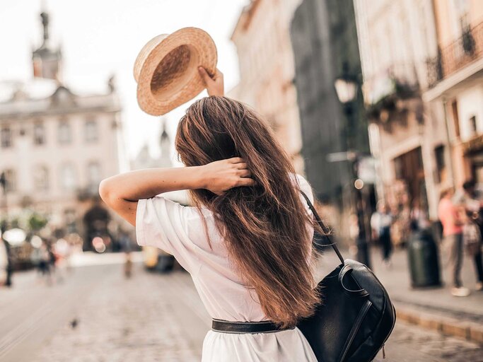 Frau im Sommerurlaub. | © Adobe Stock/zadorozhna