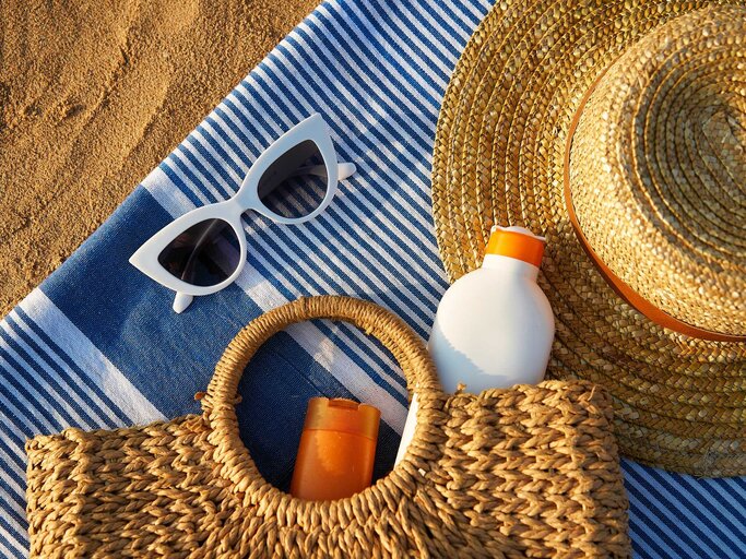 Sommer Accessoires an einem Strand | © Adobe Stock/artiemedvedev