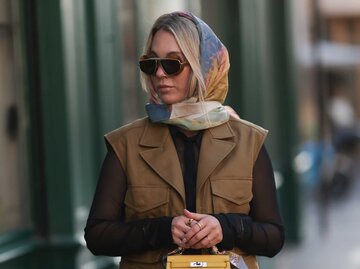 Blonde Frau trägt eine Sonnenbrille und einen Schal | © Getty Images/Jeremy Moeller