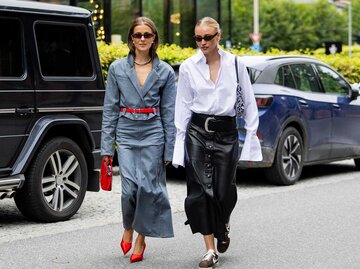 Nina Sandbech und Sophie tragen Statement-Gürtel zu ihren Herbst-Looks. | © Getty Images/Christian Vierig