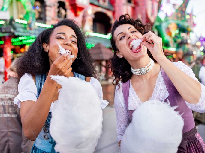 Frau mit Perlenkette auf dem Oktoberfest ist Zuckerwatte. | © Getty Images/EMS-FORSTER-PRODUCTIONS