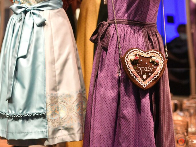 Wiesn-Tasche in Herzform passend zum Dirndl. | © Getty Images/Spitzt-Foto