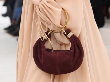 Burgunderrote Tasche mit goldenem Ring von Chloé | © Getty Images/Peter White