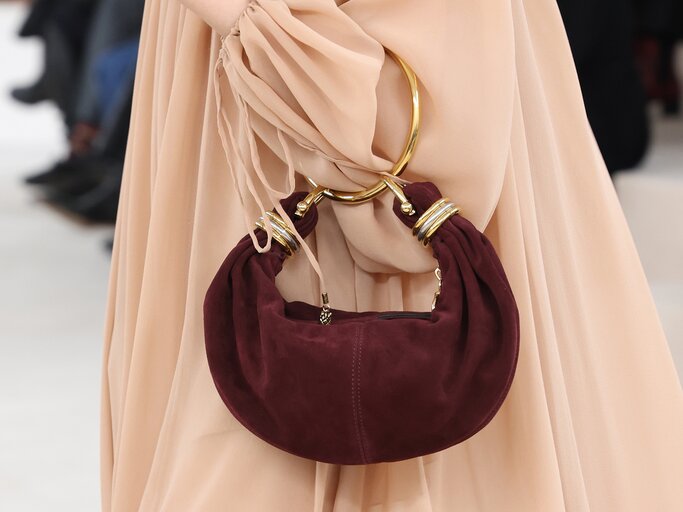 Burgunderrote Tasche mit goldenem Ring von Chloé | © Getty Images/Peter White