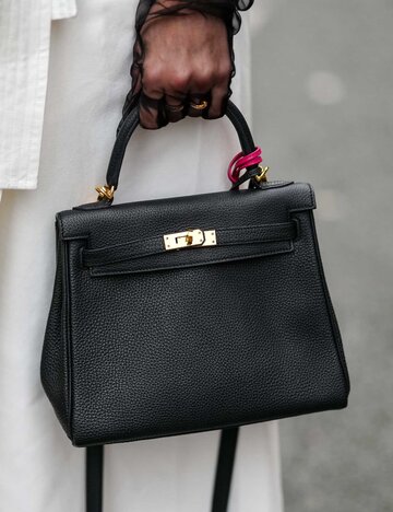 Nahaufnahme einer Handtasche | © Getty Images/Edward Berthelot