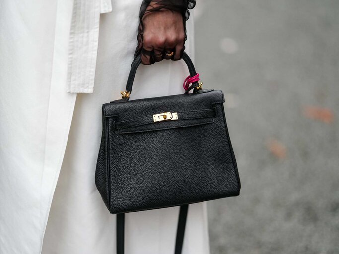 Nahaufnahme einer Handtasche | © Getty Images/Edward Berthelot