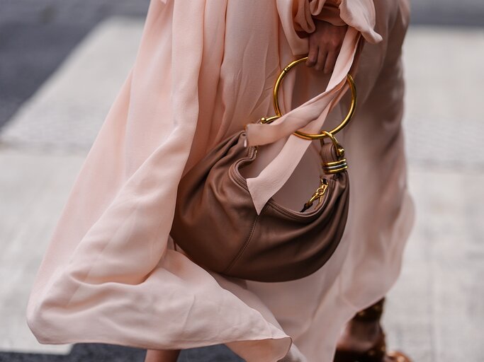 Braune Tasche mit goldenem Ring von Chloé | © Getty Images/Edward Berthelot