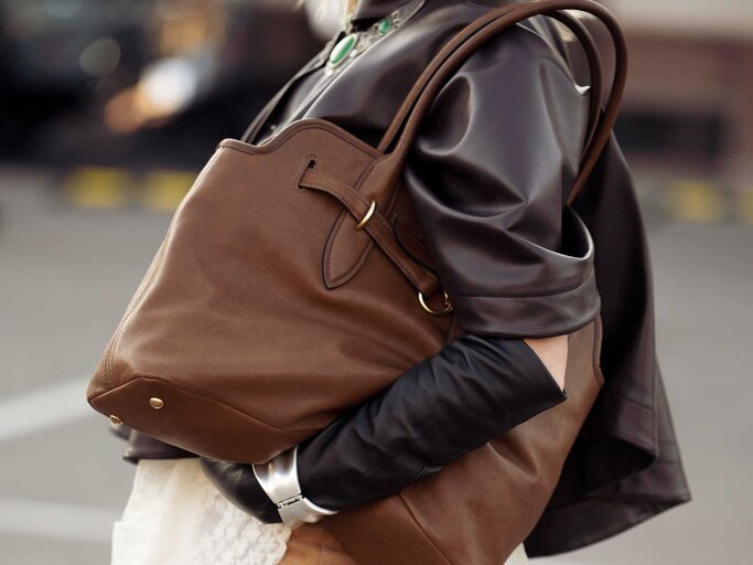 Nahaufnahme einer Frau, die eine Handtasche hält | © Getty Images/Raimonda Kulikauskiene