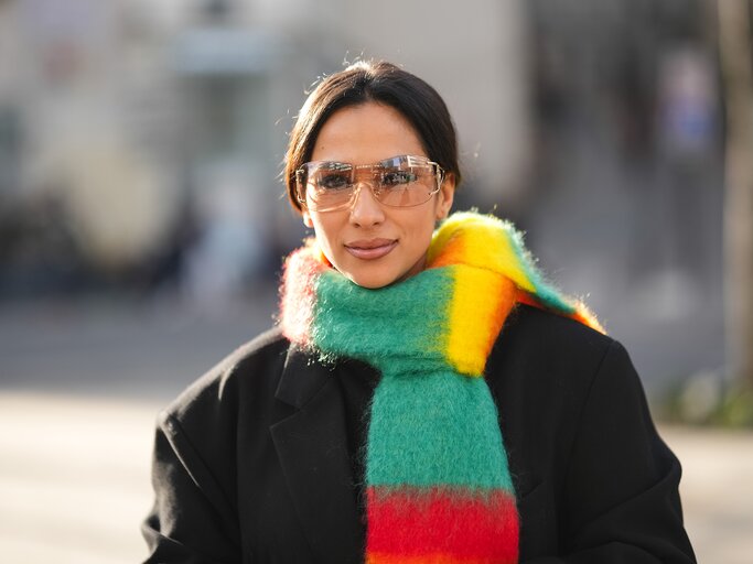 Streetstyle von Samia Laaboudi in schwarzem Blazer und buntem Schal | © Getty Images/Edward Berthelot