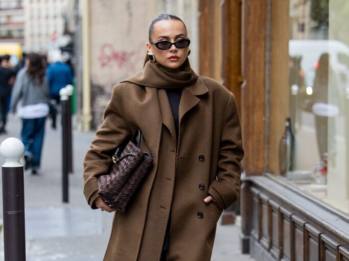 Person in braunem Outfit | © Getty Images/Christian Vieri