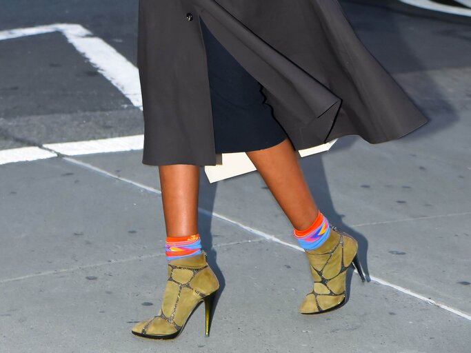 Model Ubah Hassan in New York mit Statement Socken | © Getty Images/Robert Kamau 