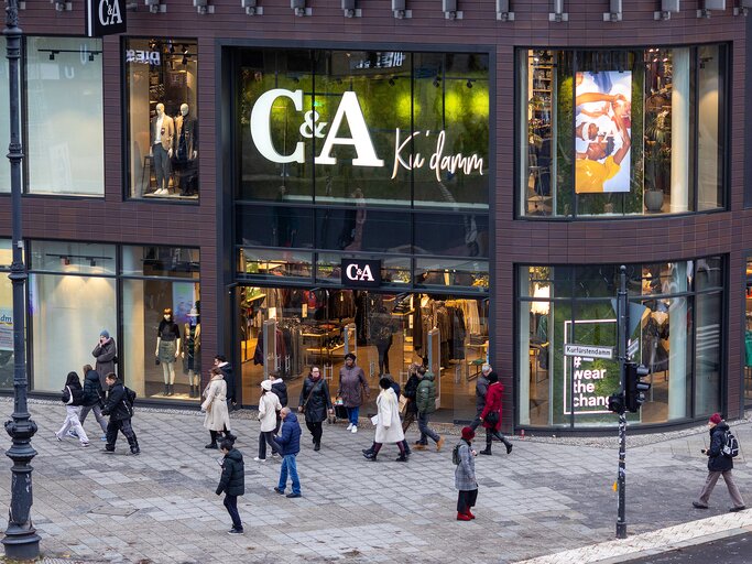 C & A Front mit Menschen davor | © GettyImages/Bloomberg / Kontributor