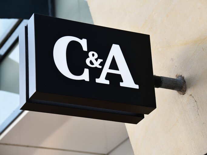 C&A-Store mit Logo | © AdobeStock/nmann77